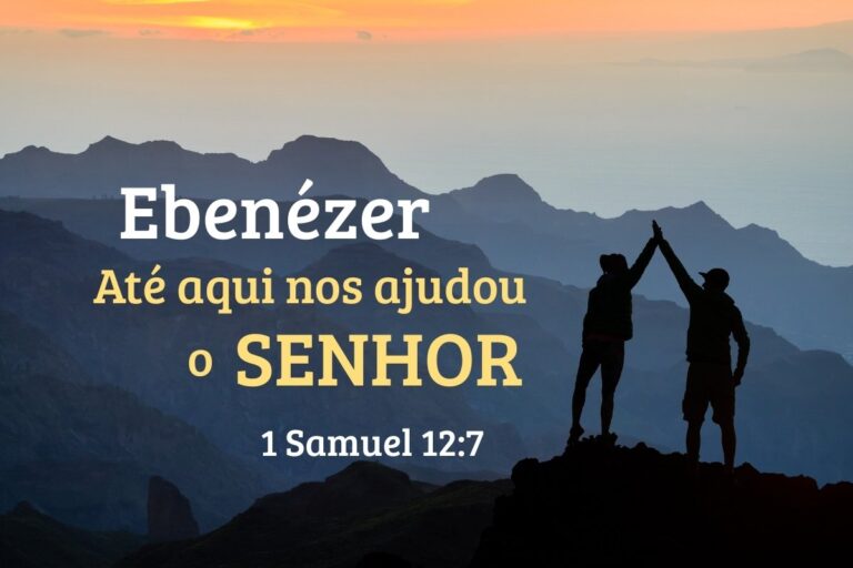 Até aqui nos ajudou o Senhor reflexão com pessoas celebrando vitória nas montanhas ao pôr do sol