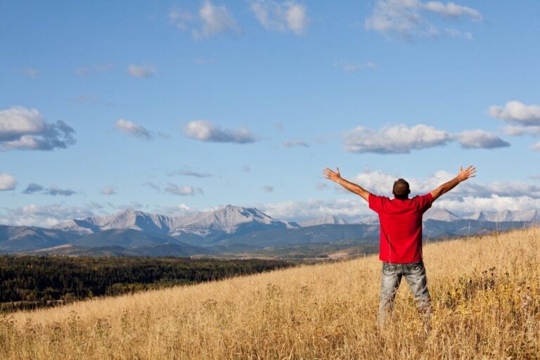 Versículos de gratidão e adoração com homem agradecendo e adorando a Deus na natureza