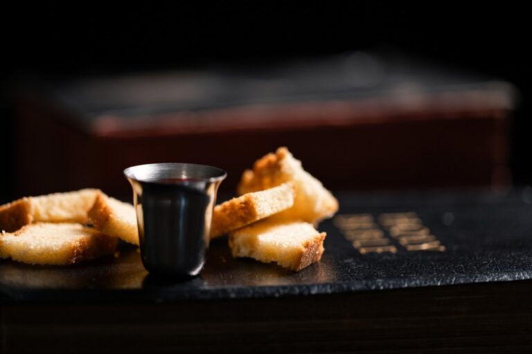 Bíblia e cálice da santa ceia