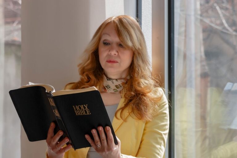 mulher virtuosa lendo versículos bíblicos