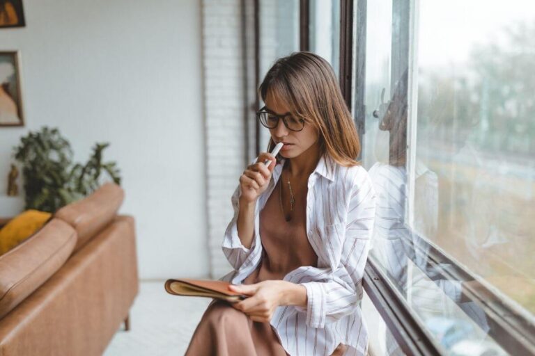 Mulher Sábia lendo Versículos bíblicos