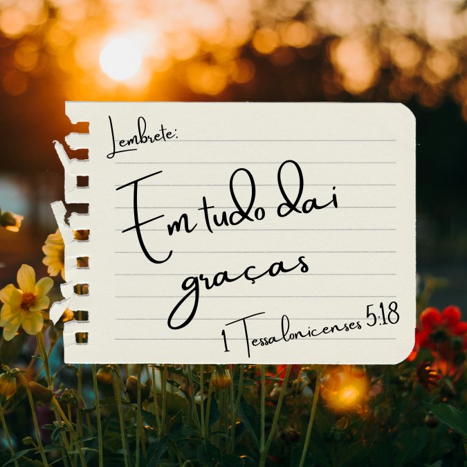 Versículo de gratidão por tudo 1 Tessalonicenses 5:18 em cartão com mensagem bíblica entre flores