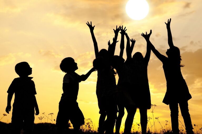 Crianças celebrando representando Salmo 127:3 filhos herança do Senhor