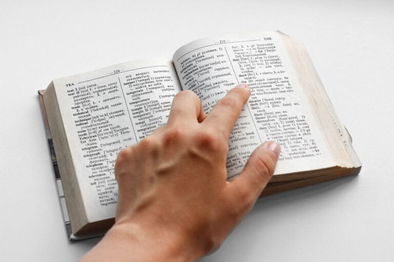 mão com dedo escolhendo versículos bíblicos para refletir