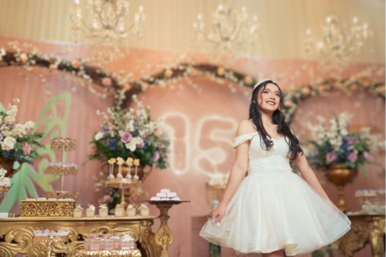 Jovem comemorando festa de 15 anos com vestido elegante em ambiente decorado inspirado em versículos para aniversário de 15 anos