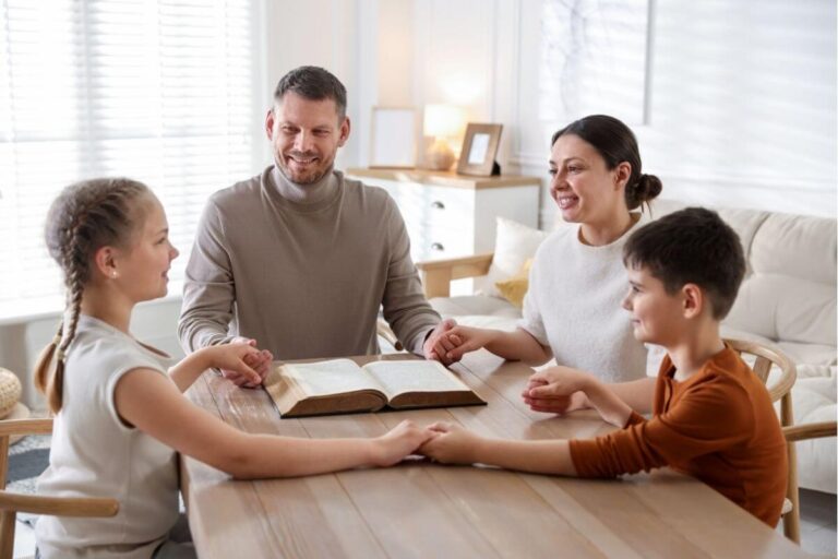 Família orando com a Bíblia representando versículos para abençoar os filhos