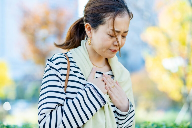Mãe orando com mãos no peito representando fé nos versículos para mãe que ora