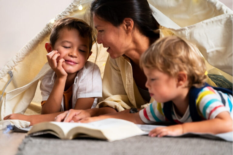 Mãe lendo Bíblia com filhos representando versículos sobre mãe e filhos na Bíblia