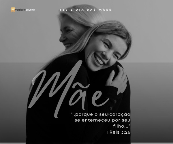 Mãe abraçando filha em imagem preto e branco com mensagem de amor materno e versículo bíblico
