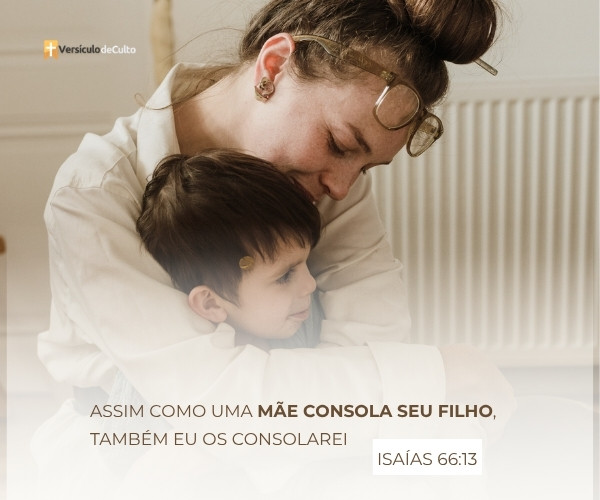 Mãe abraçando filho com carinho representando consolo e amor com versículo de Isaías 66:13