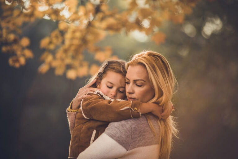 Mãe abraçando filha com carinho representando amor e força nos versículos para mãe guerreira