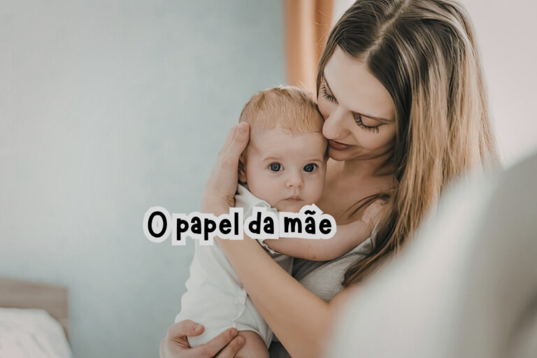 Mãe segurando bebê com carinho representando versículos sobre o papel da mãe segundo a Bíblia