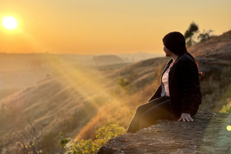 Mulher contemplando o horizonte representando salmo de esperança e fé em Deus