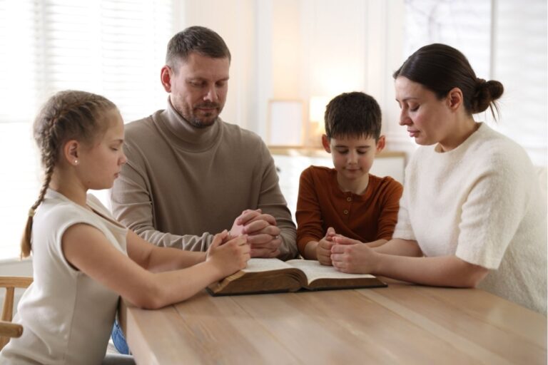 família orando com versículos biblicos