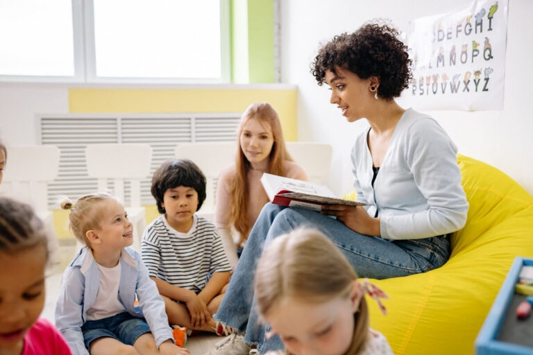 crianças aprendenso versículos pequenos para decorar