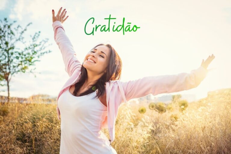 Mulher celebrando com alegria representando versículo de alegria e gratidão para celebrar a vida
