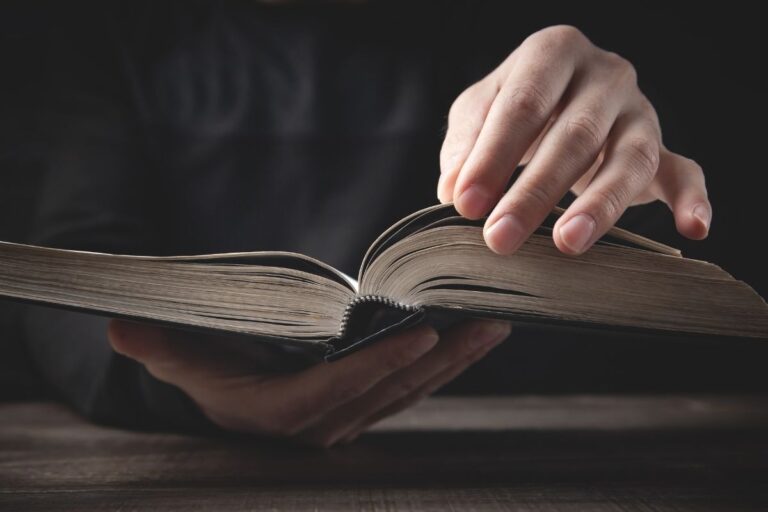 Bíblia aberta representando salmos para abertura de culto com reflexão
