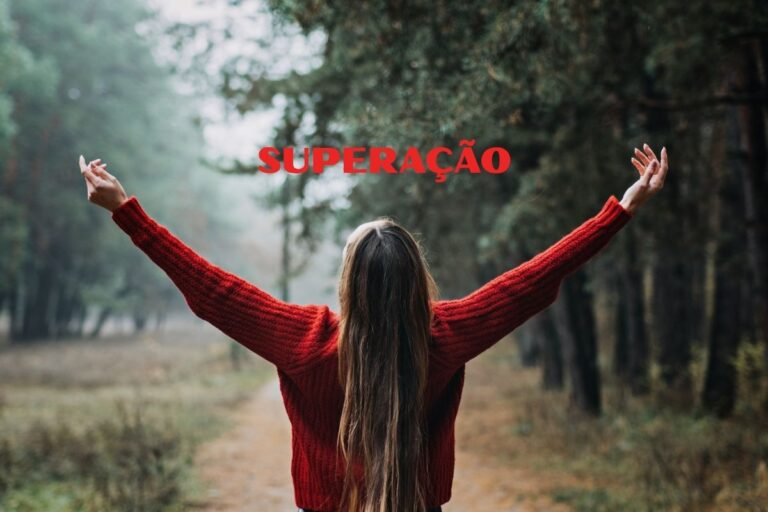 Mulher simbolizando versículos de superação e motivação para vencer desafios com fé em Deus