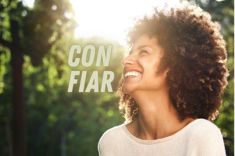Mulher sorrindo representando versículos para confiar e descansar em Deus em momentos difíceis