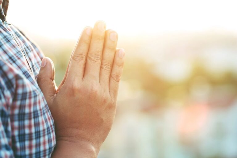 Pessoa agradecendo versículos que revelam a bondade de Deus